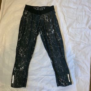 NIKE Cropped Leggings